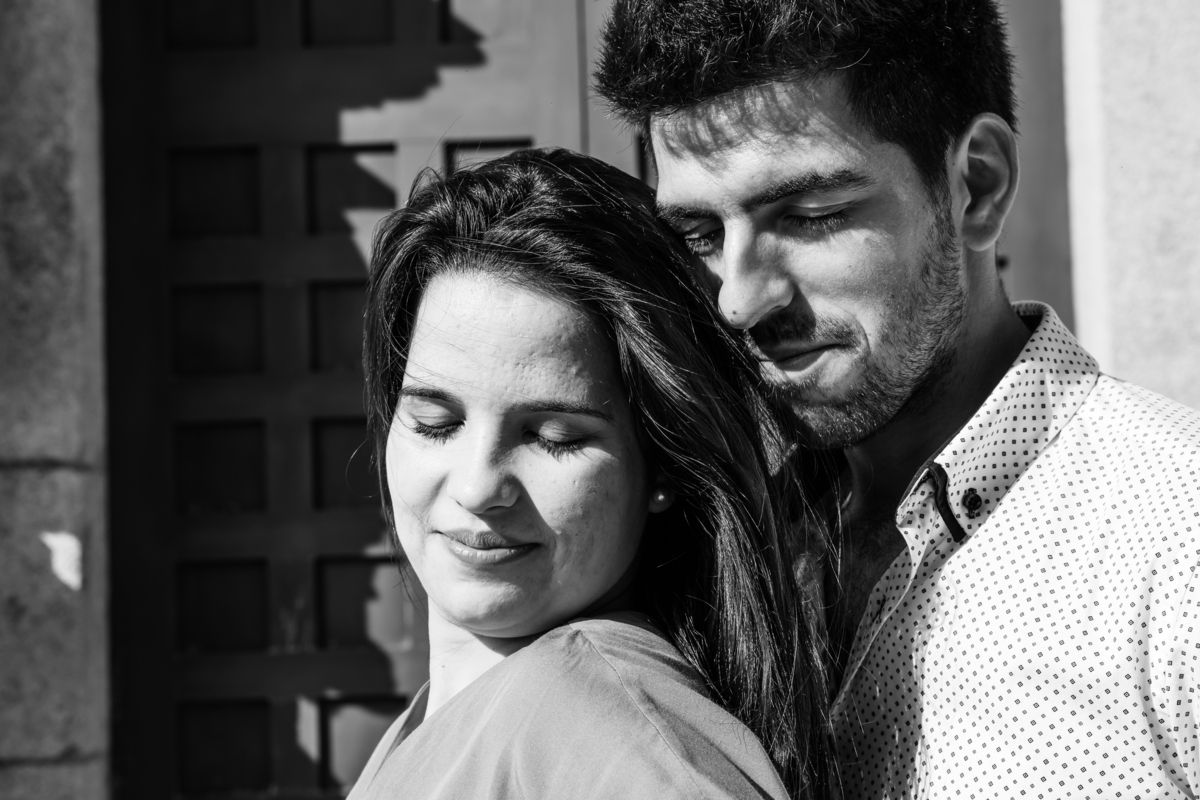 Noivos no castelo em fotografia a preto e branco