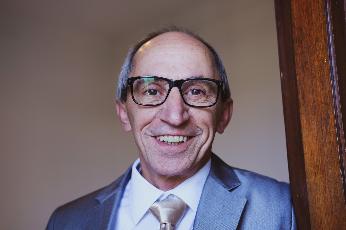 Marido Eugénio em preparação para o seu casamento