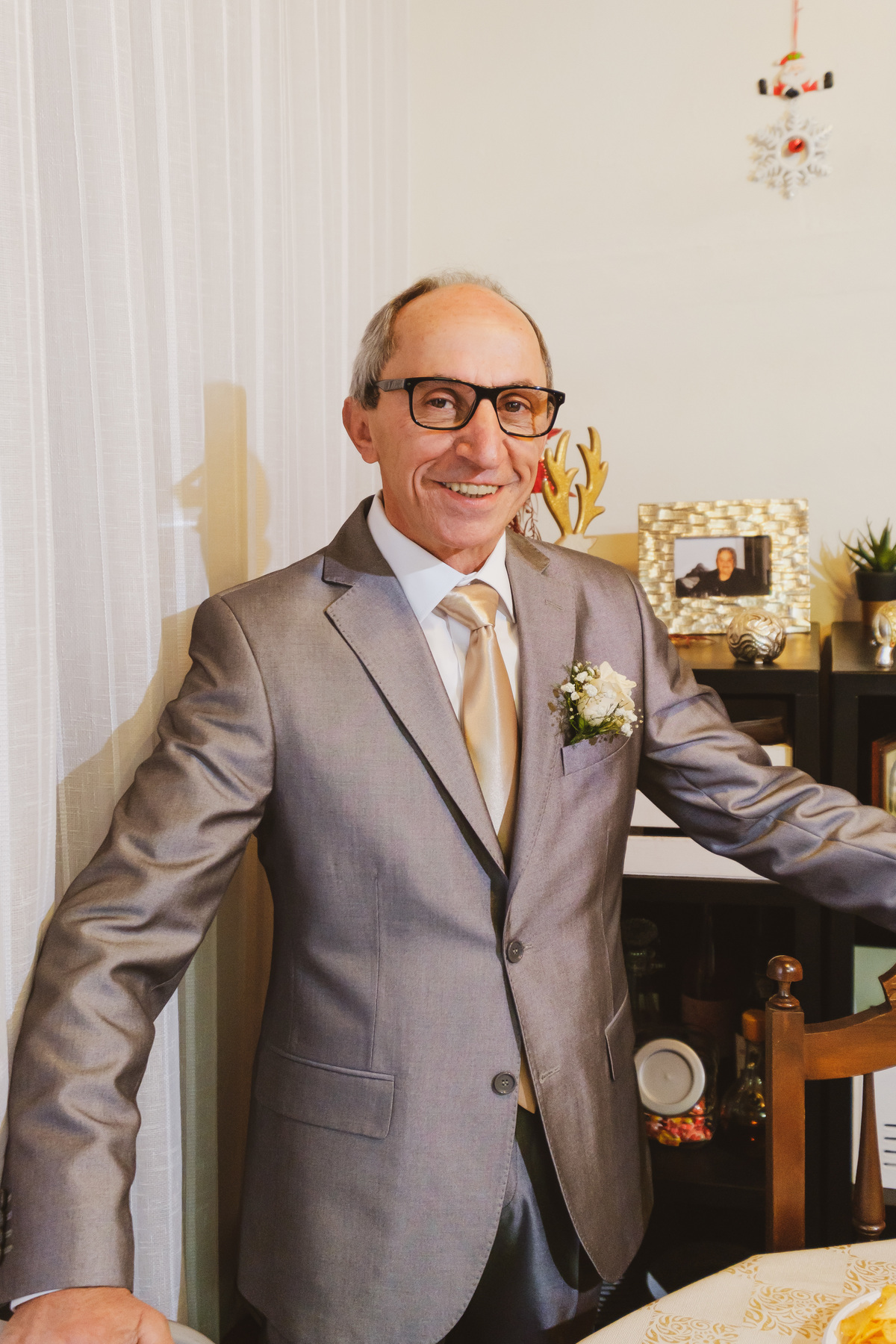 Marido Eugénio na sala de sua casa