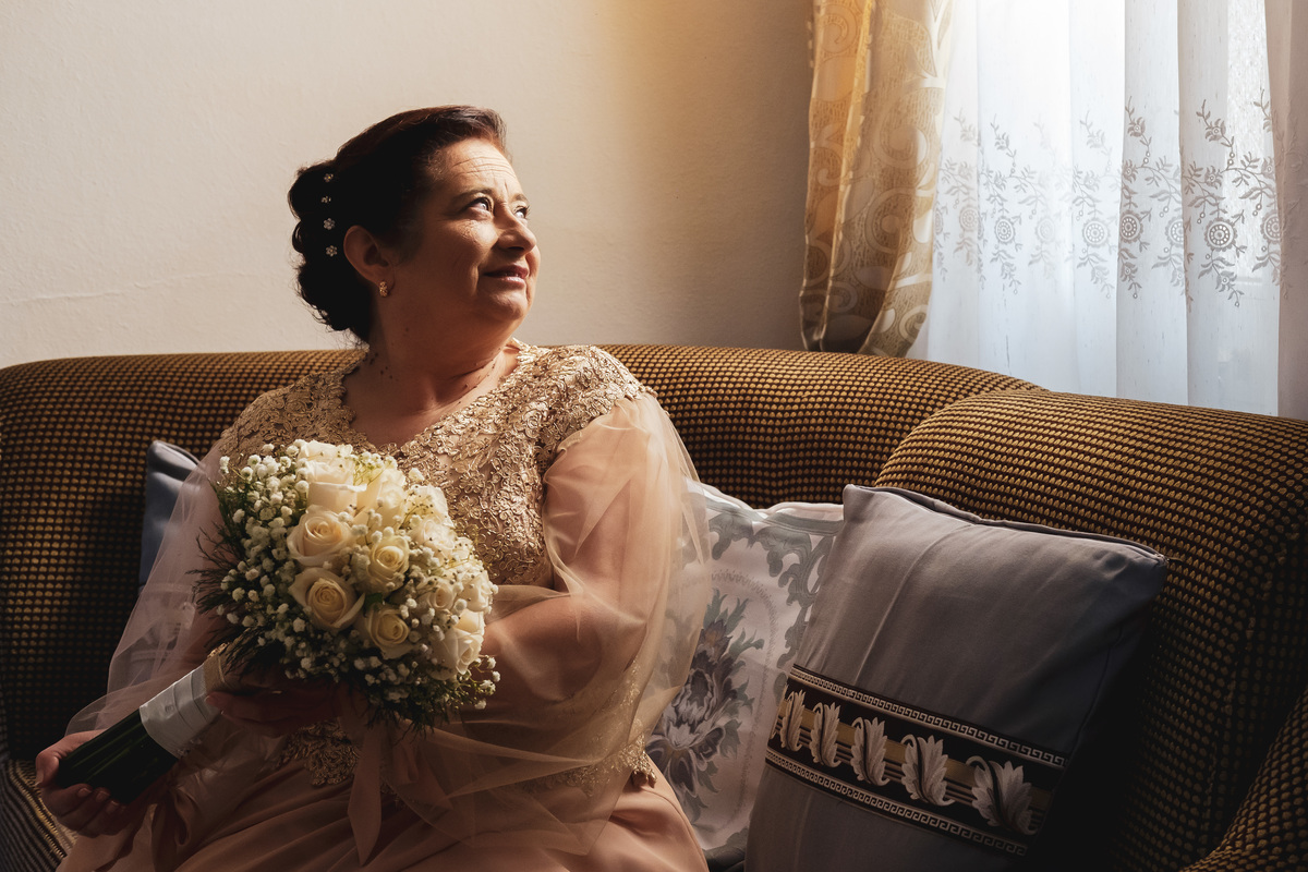 Mulher Rosa na sala de sua casa