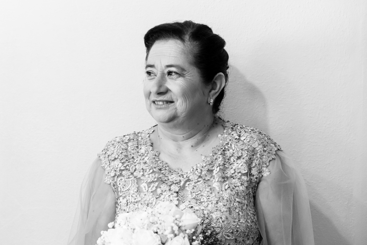 Mulher Rosa com o ramo na fotografia a preto e branco