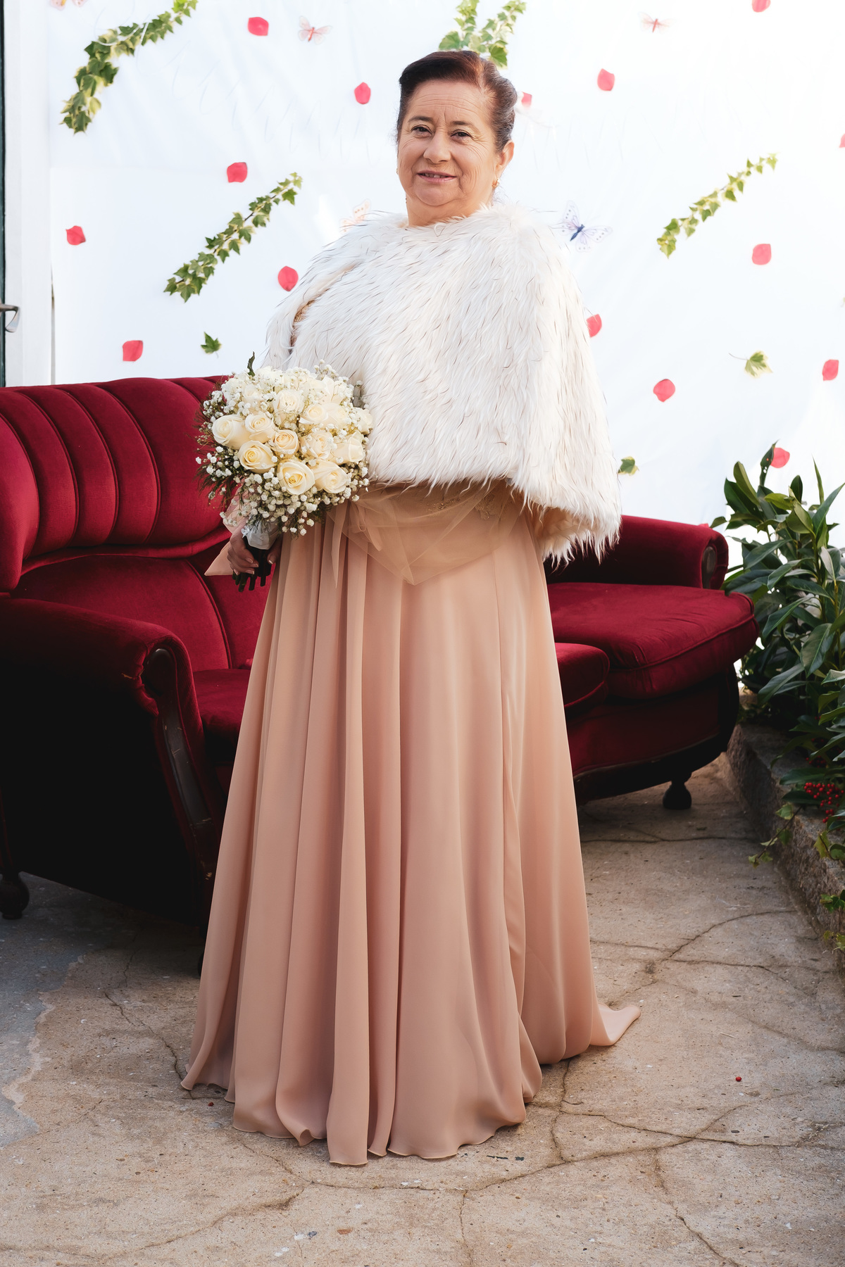 Mulher Rosa feliz no seu jardim de casa