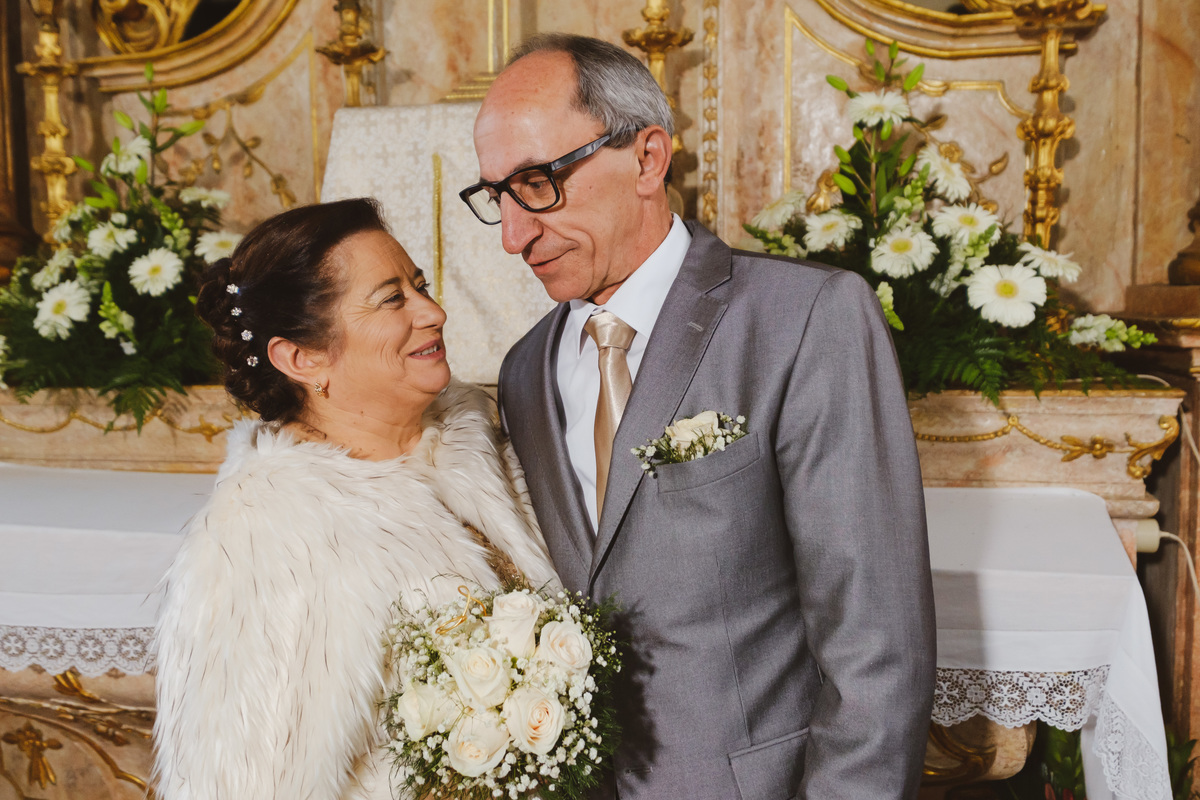 Casal na sessão Fotográfica na igreja