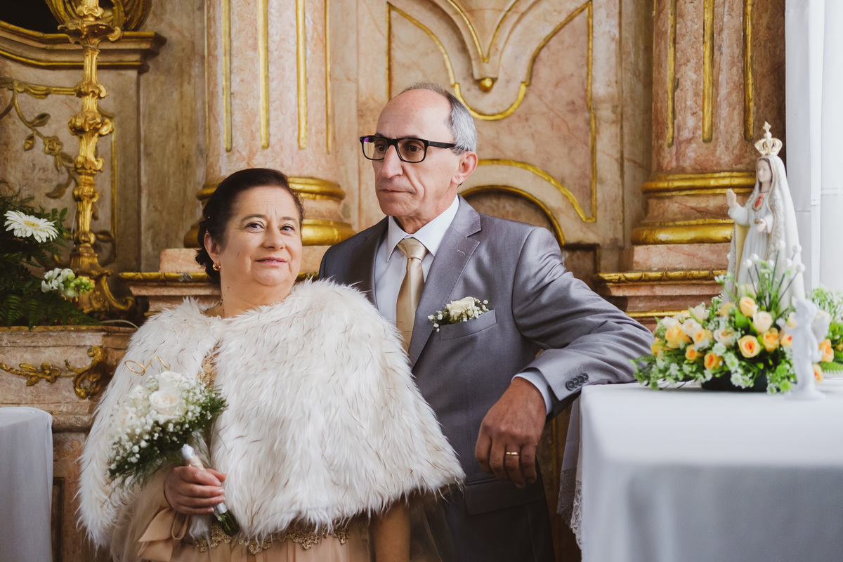 casal na igreja de São Pedro de Castelões