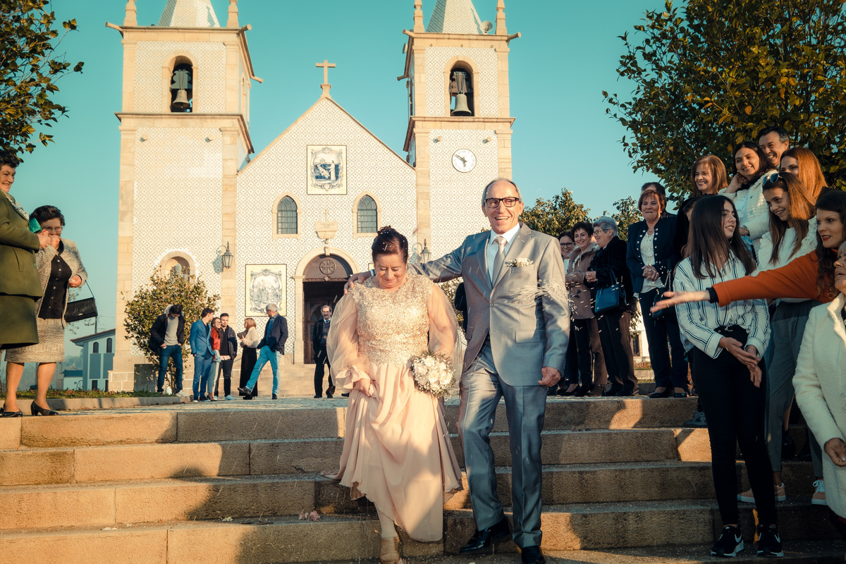 Saída do casal da igreja de São Pedro de Castelões