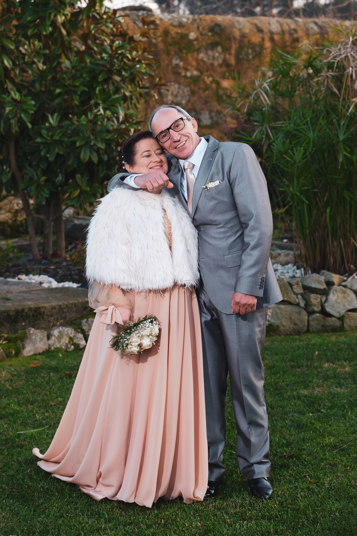 Eugénio a abraçar a mulher