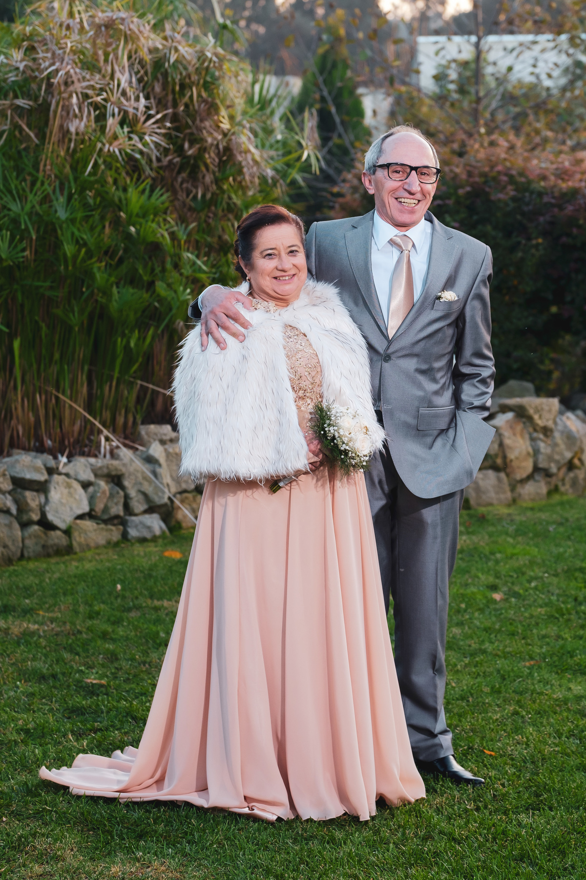 Casal na sessão fotográfica no jardim