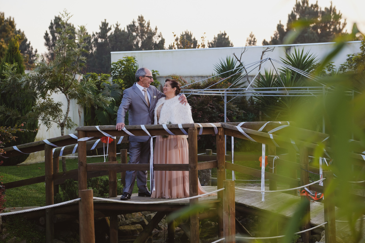 Casal no jardim da quinta