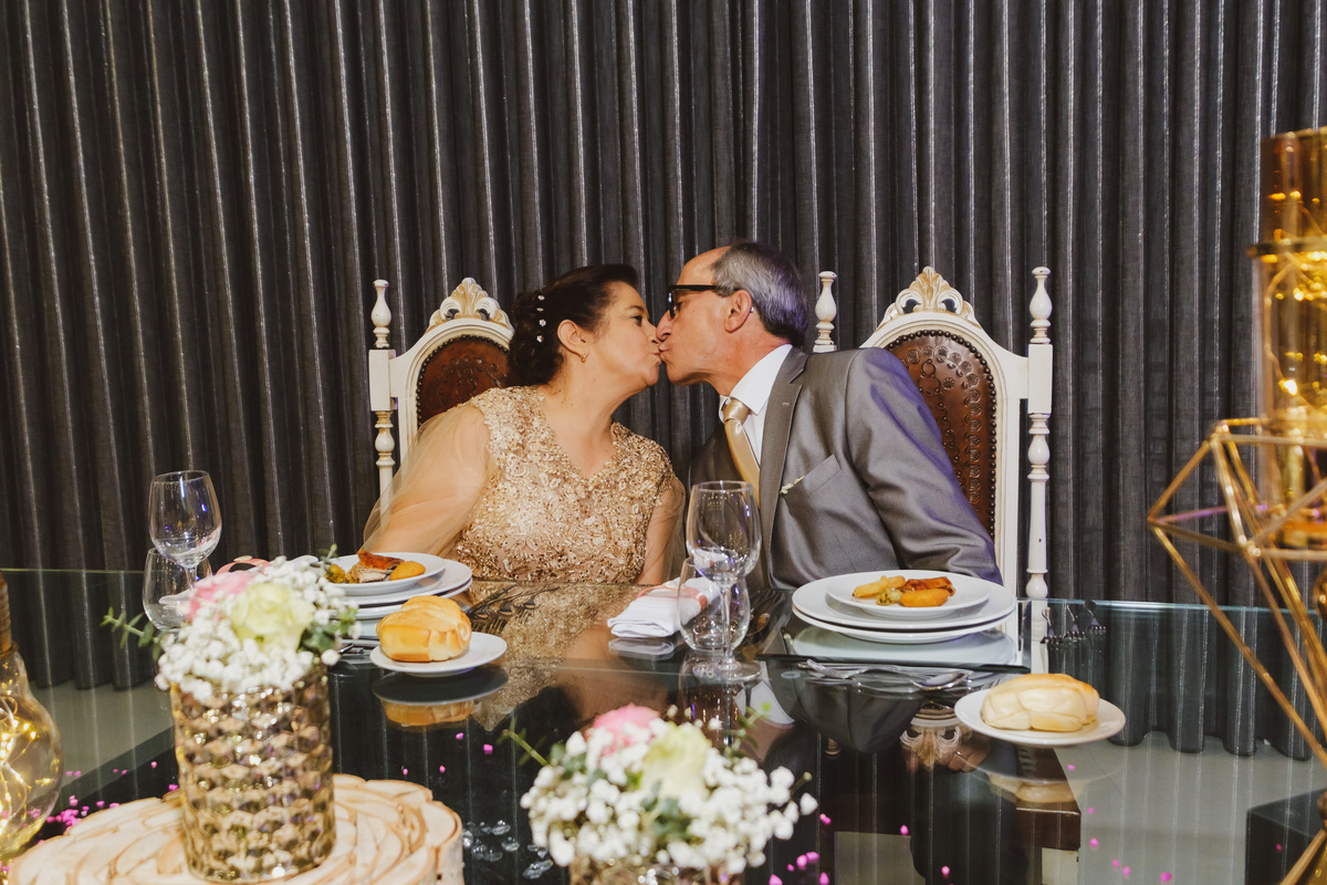 Casal na mesa dos noivos