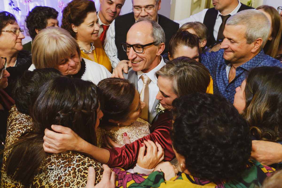 Casal a festejar o casamento