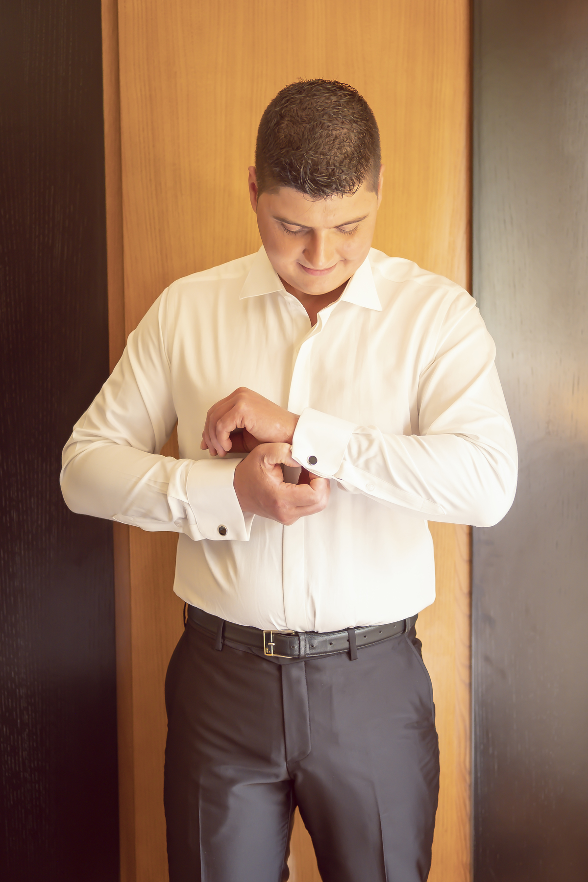 Noivo a apertar a camisa