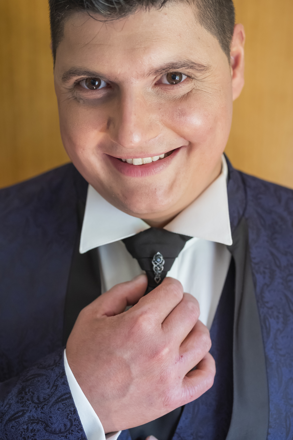 Noivo a compor a gravata