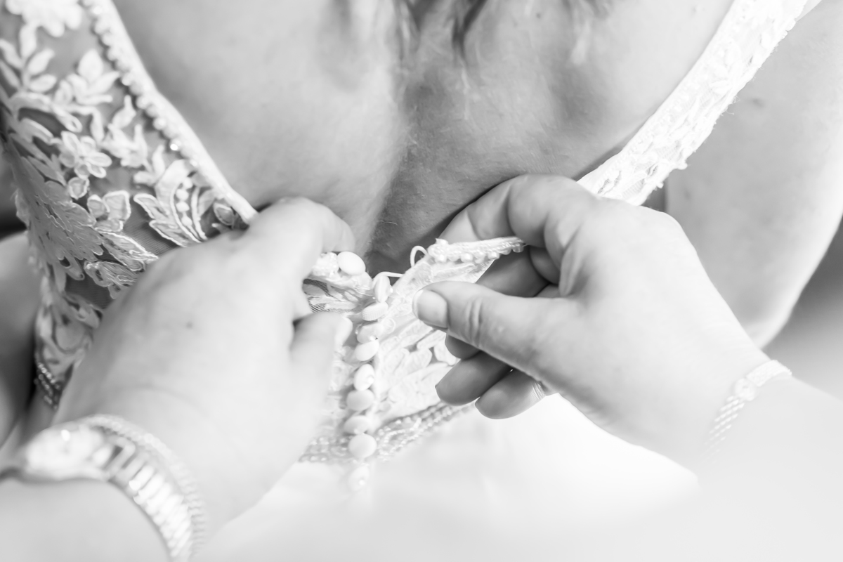 Mãe da noiva a apretar o vestido