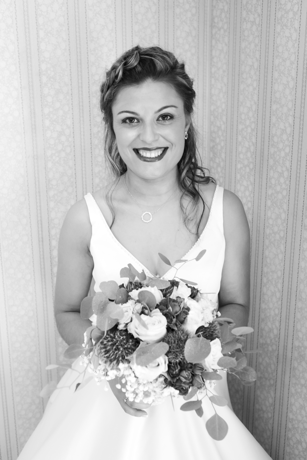 Noiva com o seu ramo a preto e branco