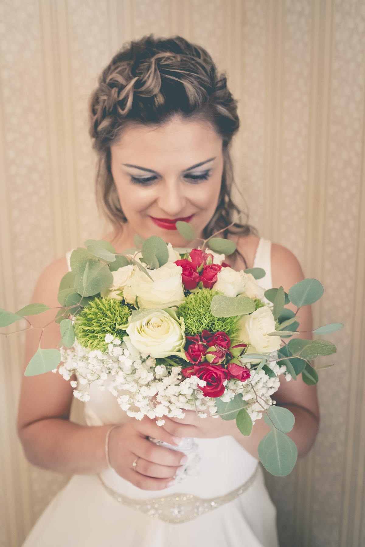 Noiva a cheirar o seu ramo