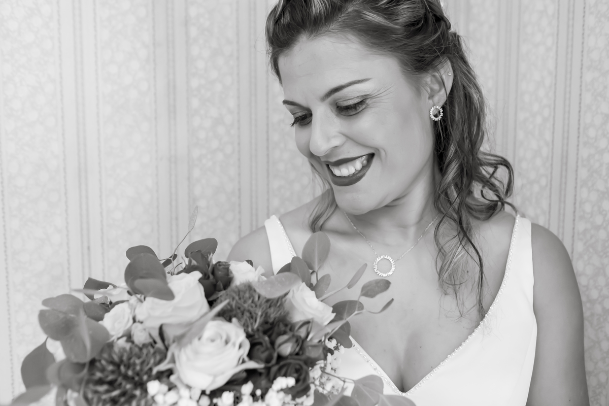 Noiva a admirar o ramo