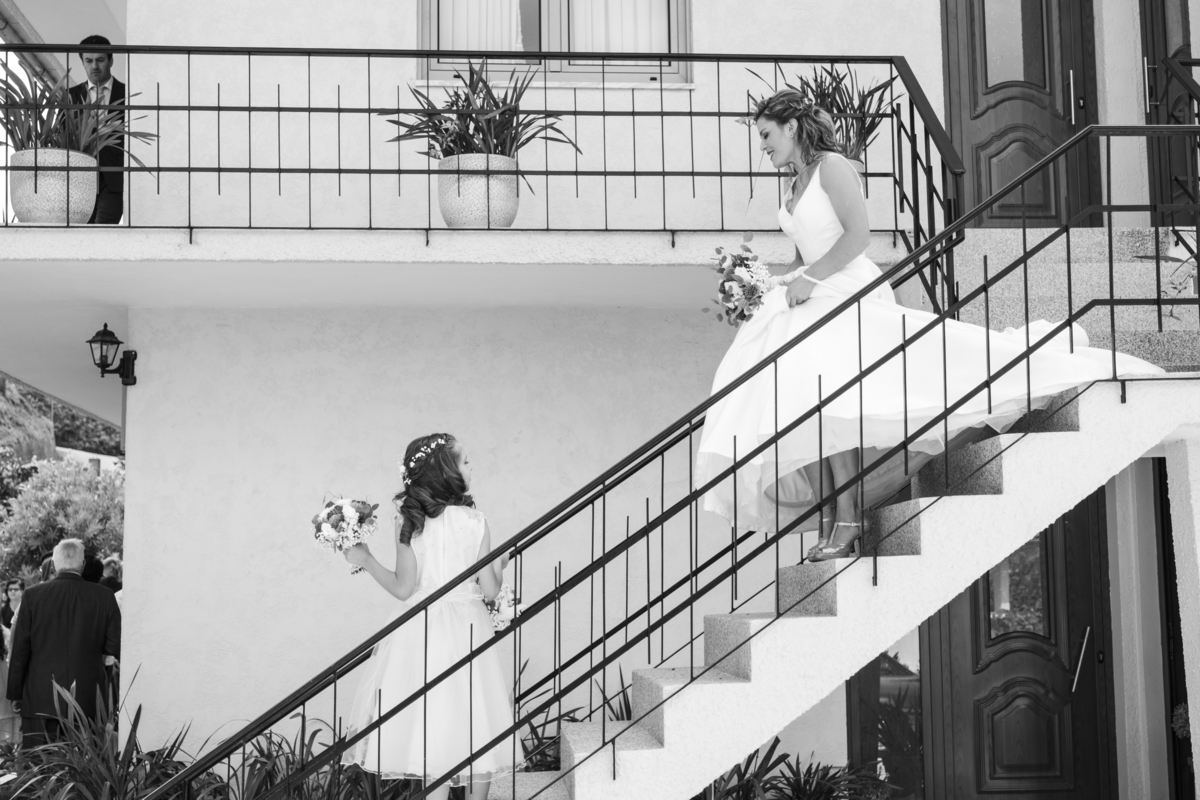 Noiva Mónica a descer a escadaria de casa