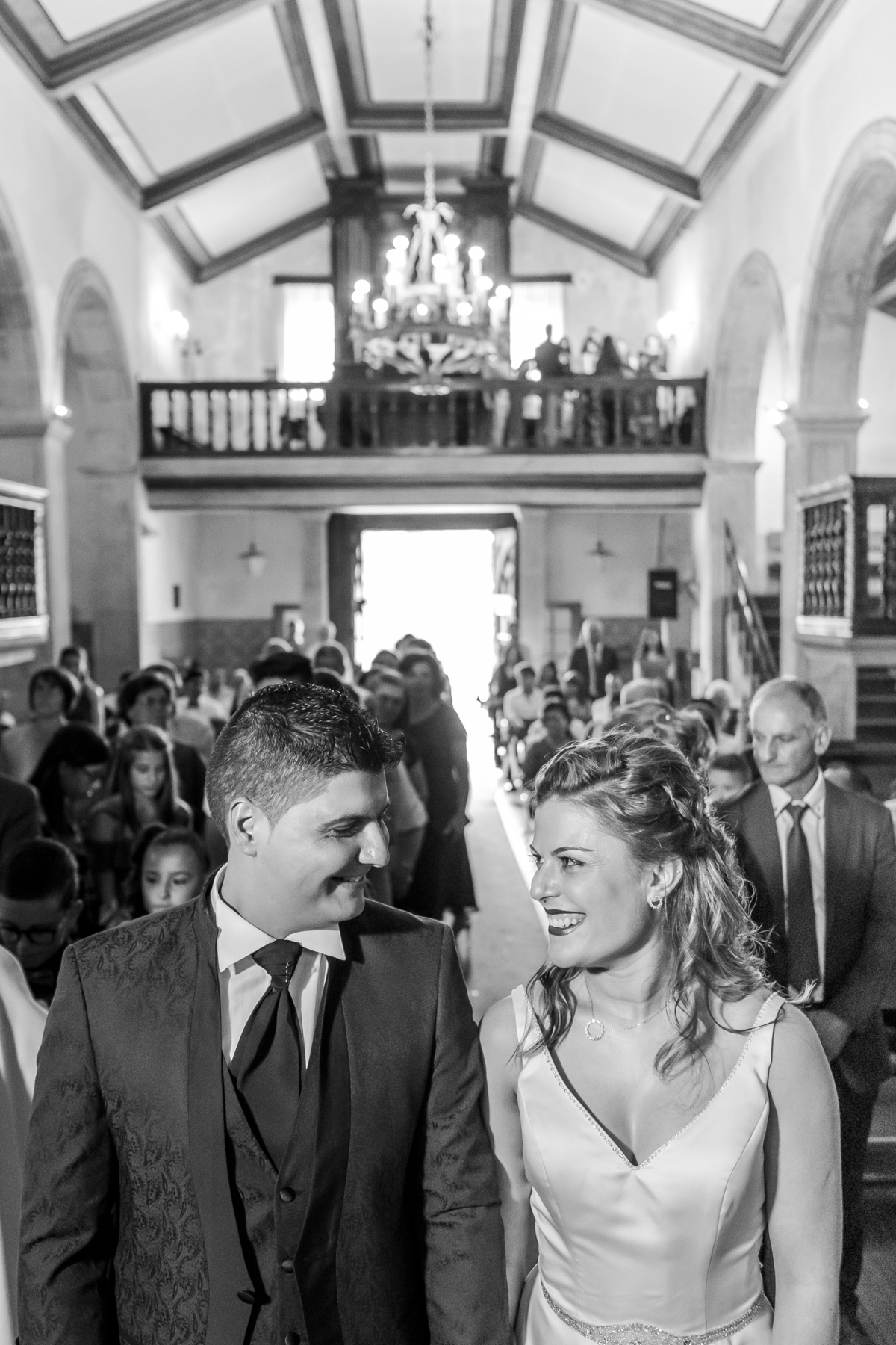 Casal feliz na igreja