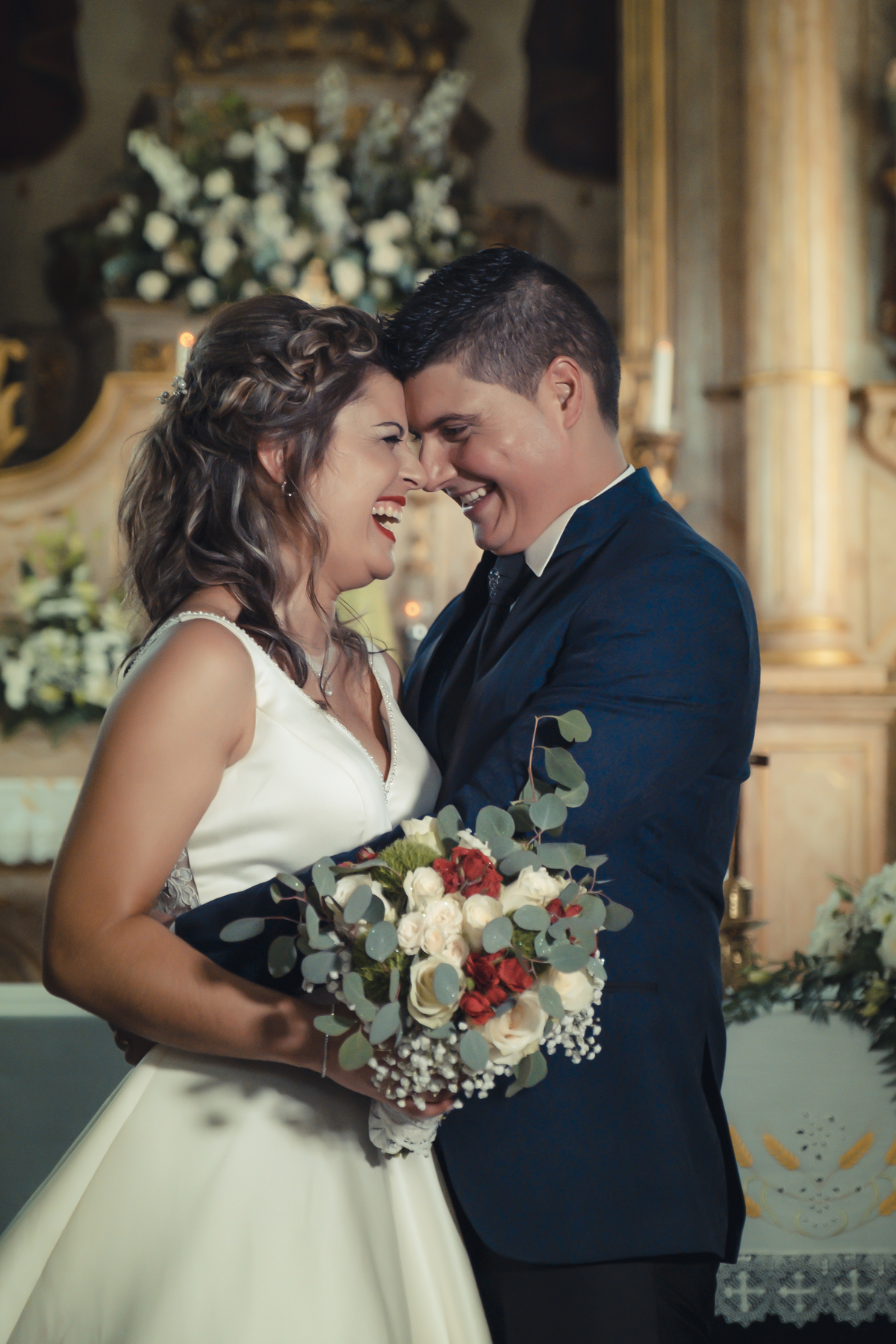 Casal na sessão fotográfica na igreja