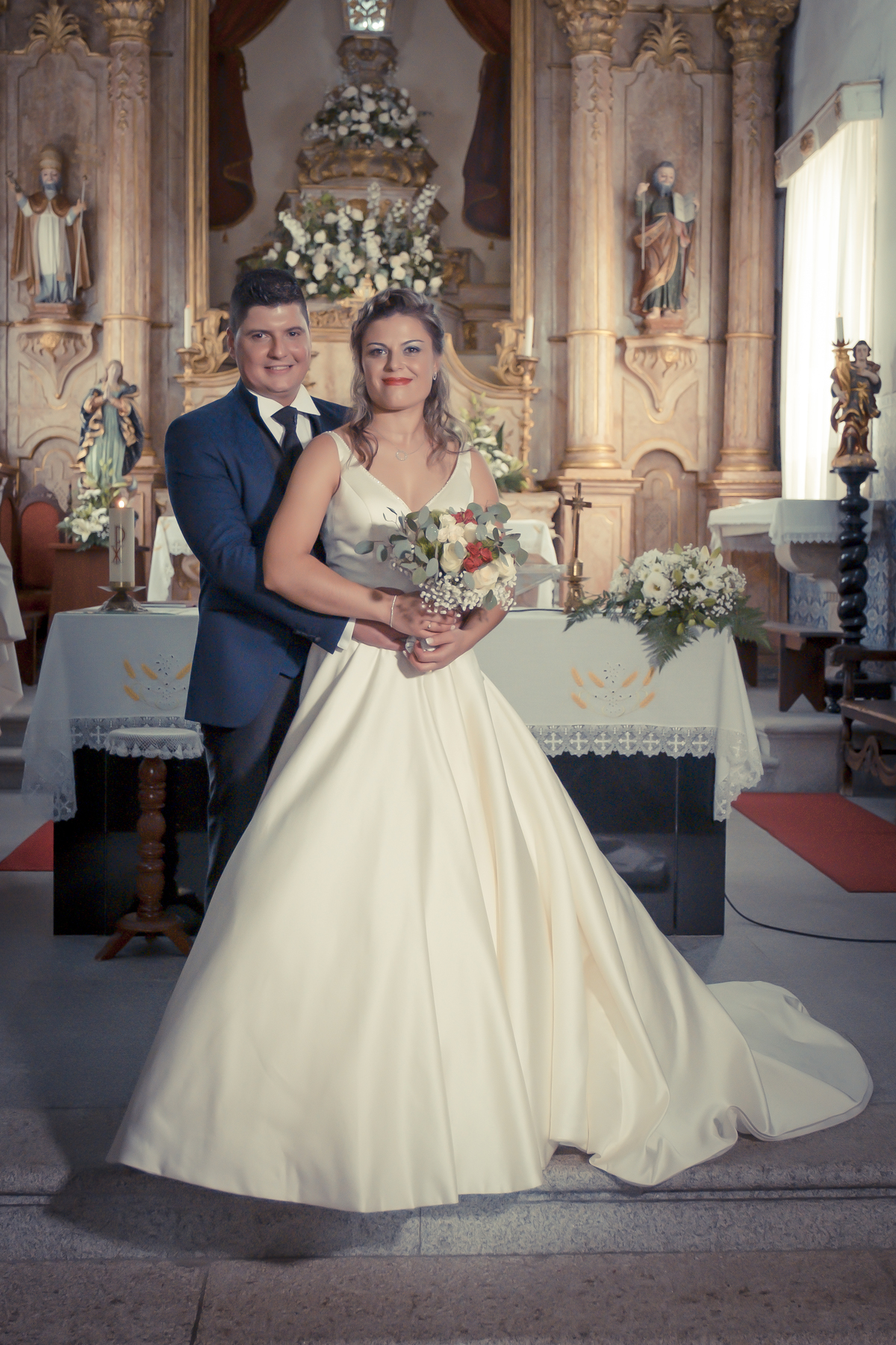 Casal na sessão fotográfica na igreja de São Pedro de Castelões
