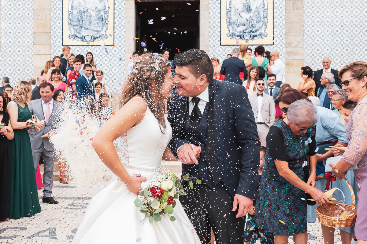 Noivos a levar com o arroz