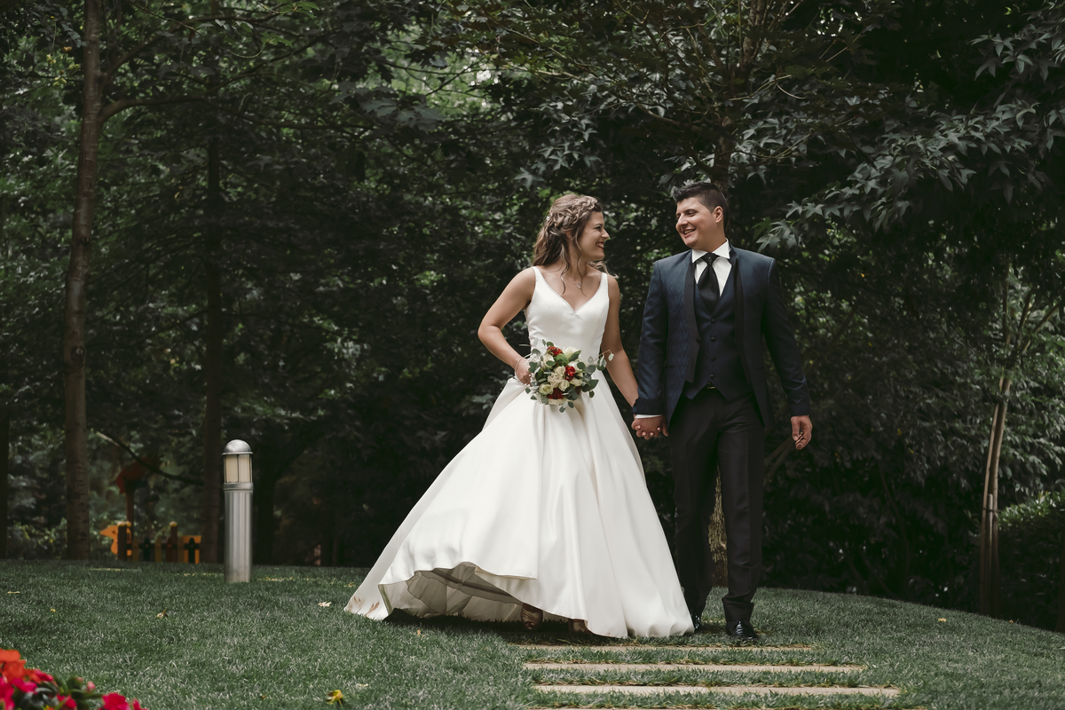 Casal a passear pelo jardim