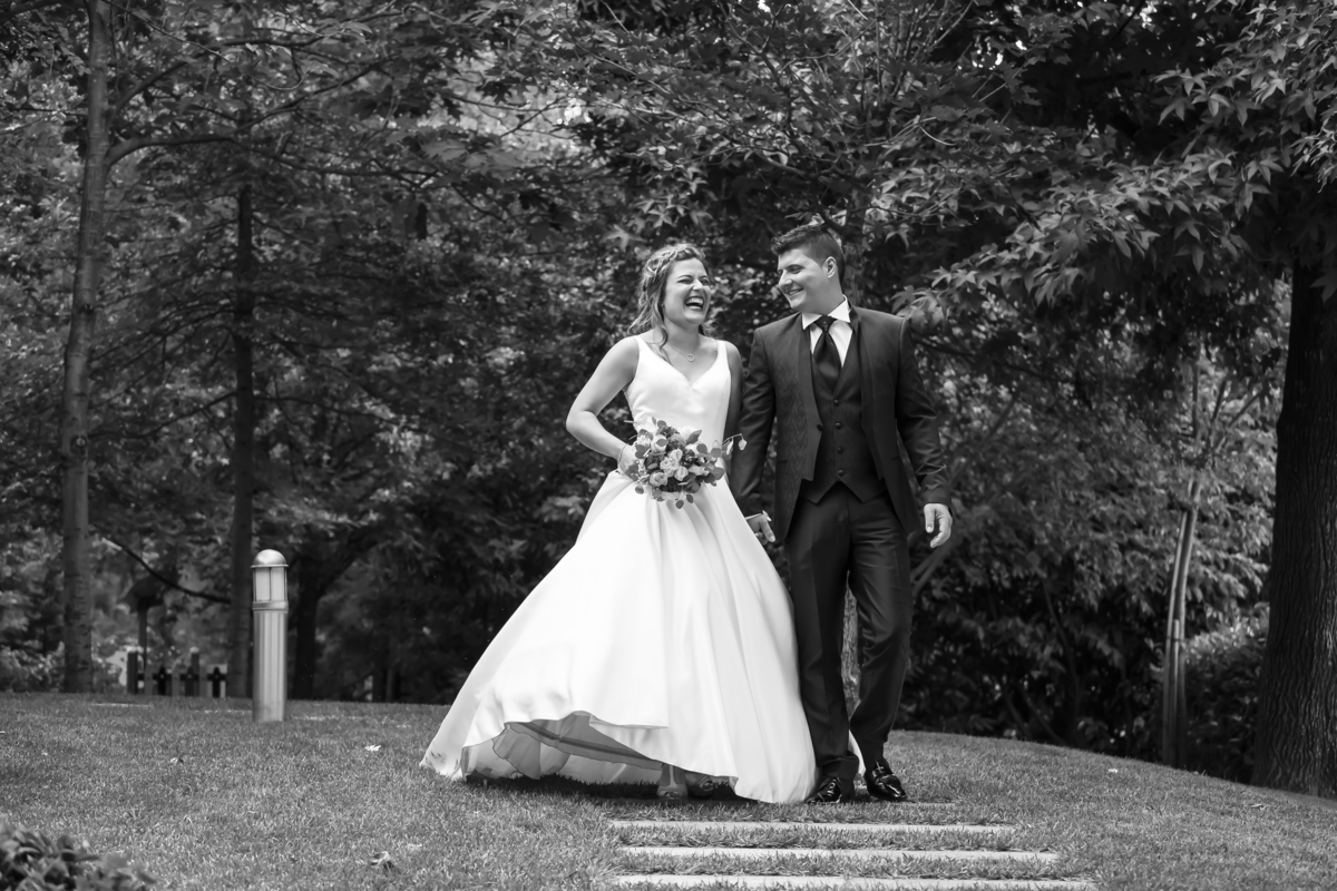 Casal a passear pelo jardim em fotografia a preto e branco