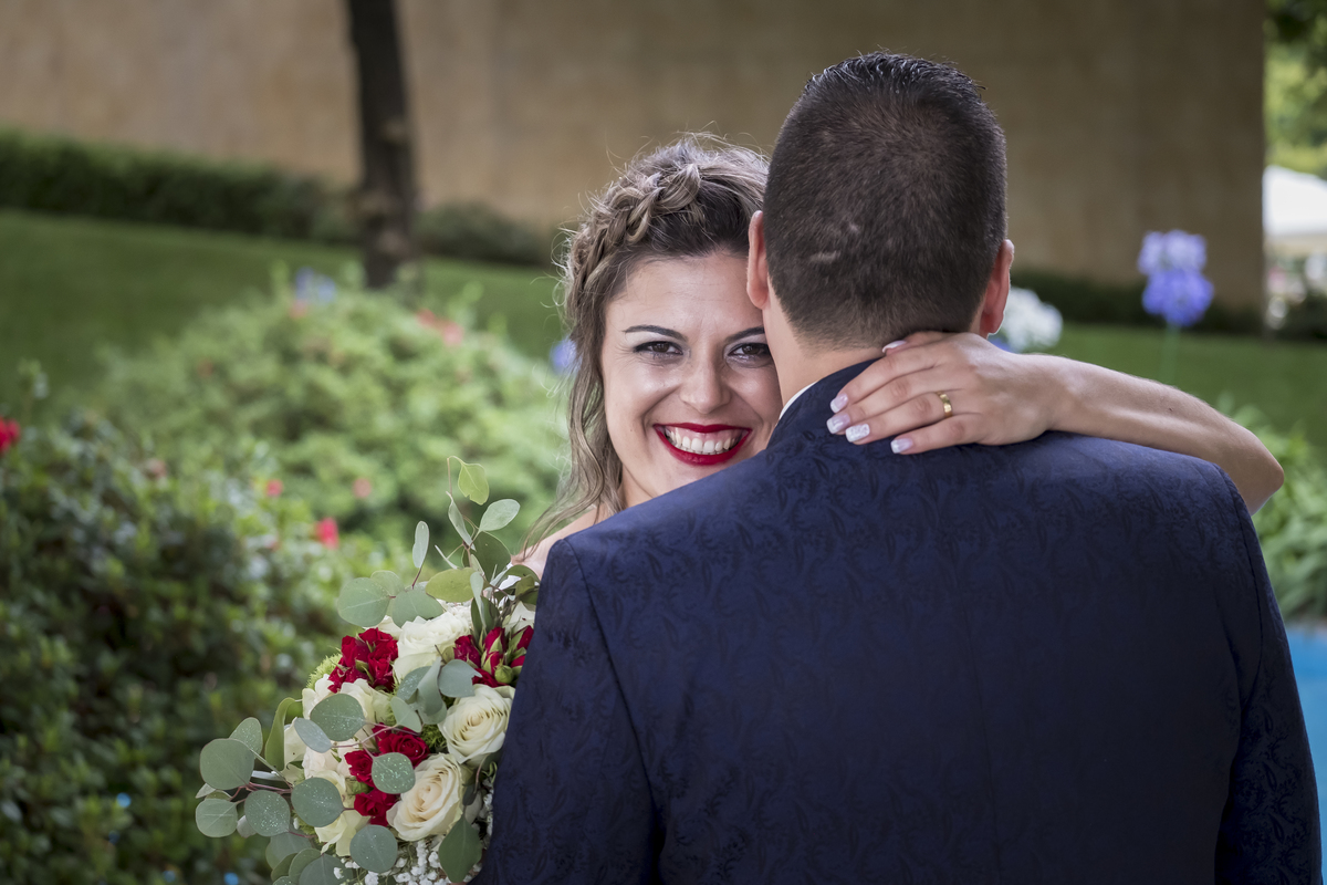 Casal a passear pelo jardim na sessão fotográfica