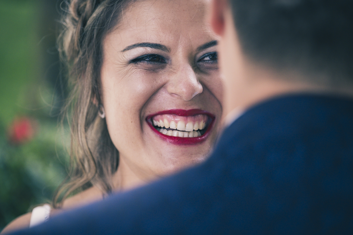 Noiva feliz com o marido