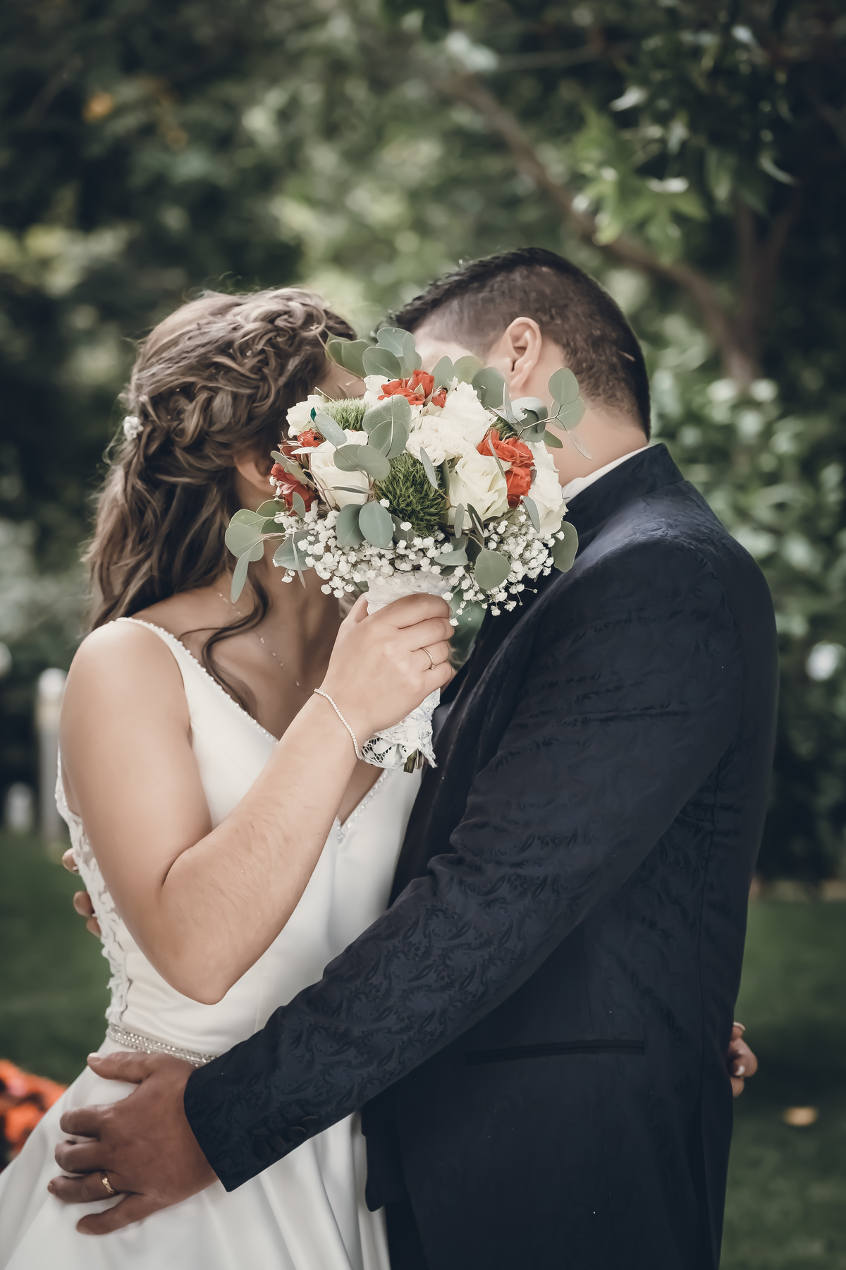 Ramo de noiva a tapar o beijo 