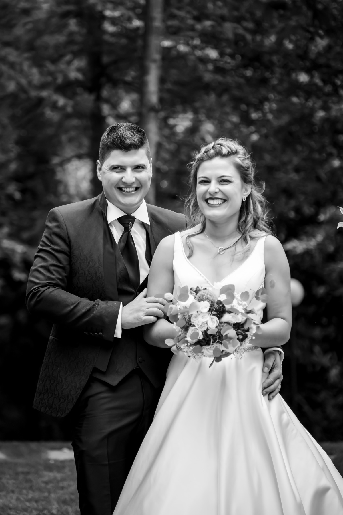 Casal na sessão fotográfica no jardim da quinta