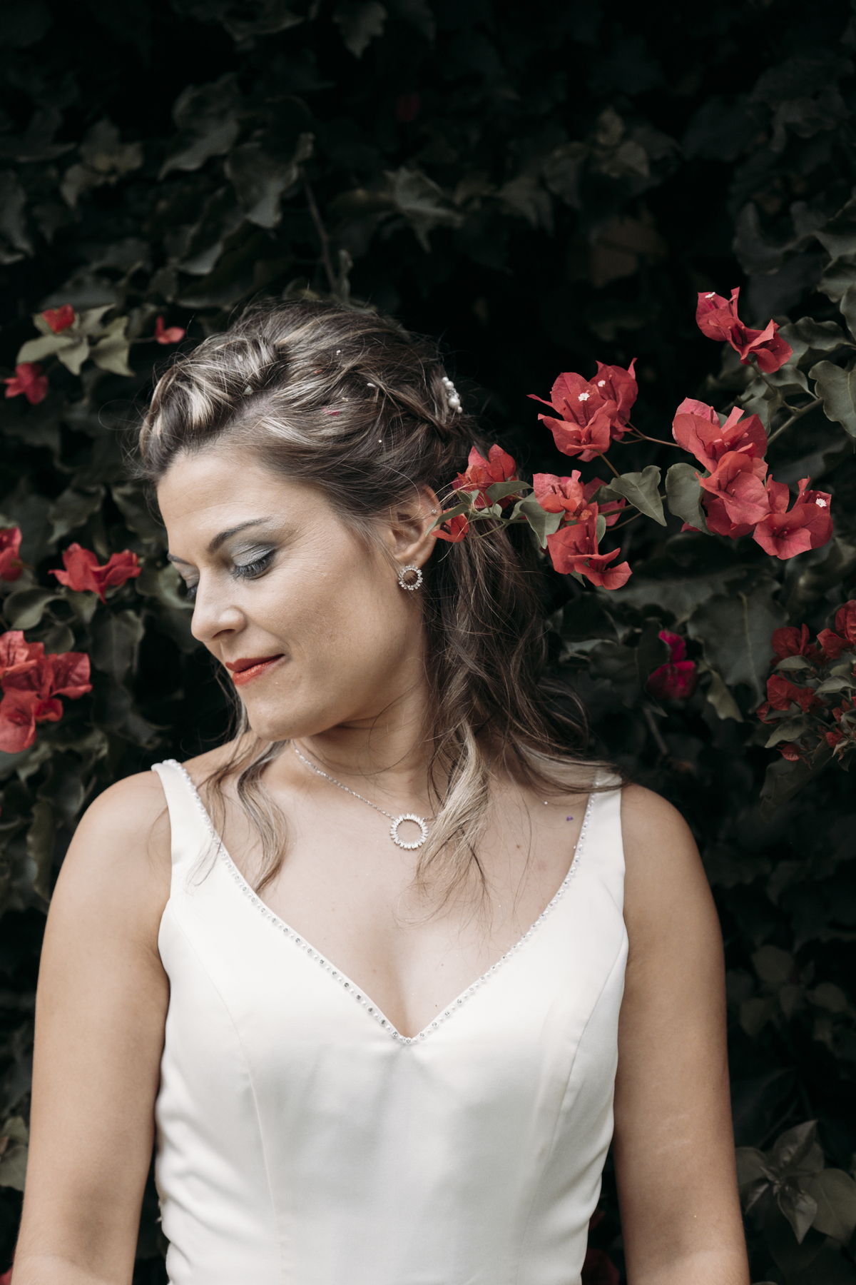 Casal na sessão fotográfica no jardim na Quinta dos Carvalhos