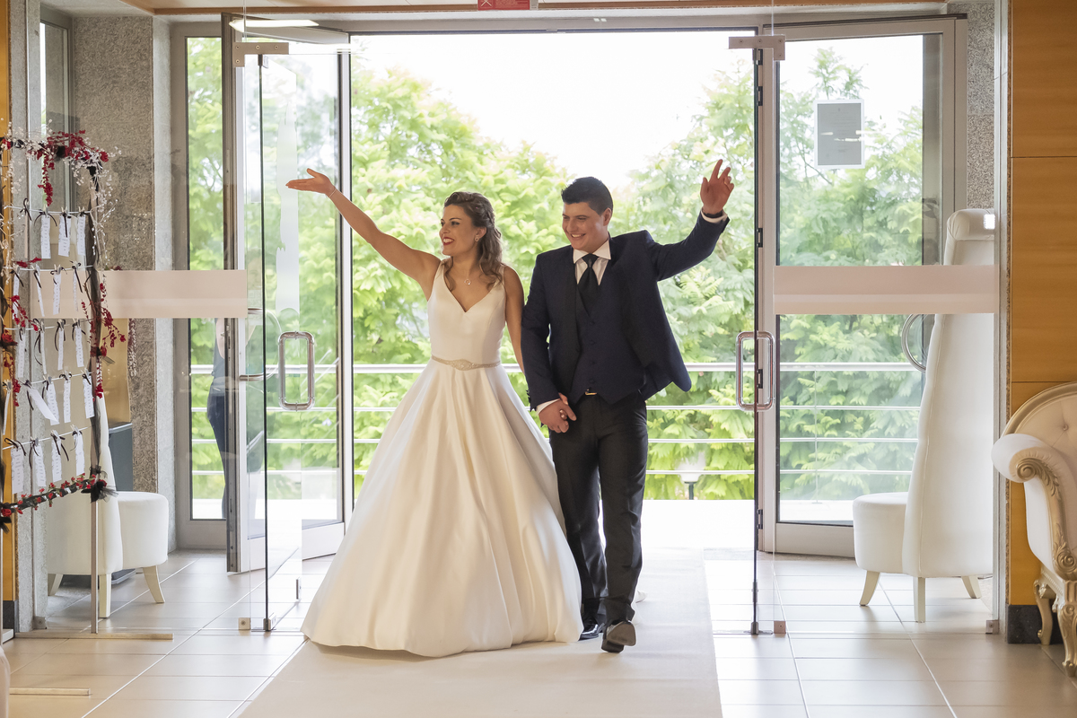 Casal e entrar no salão