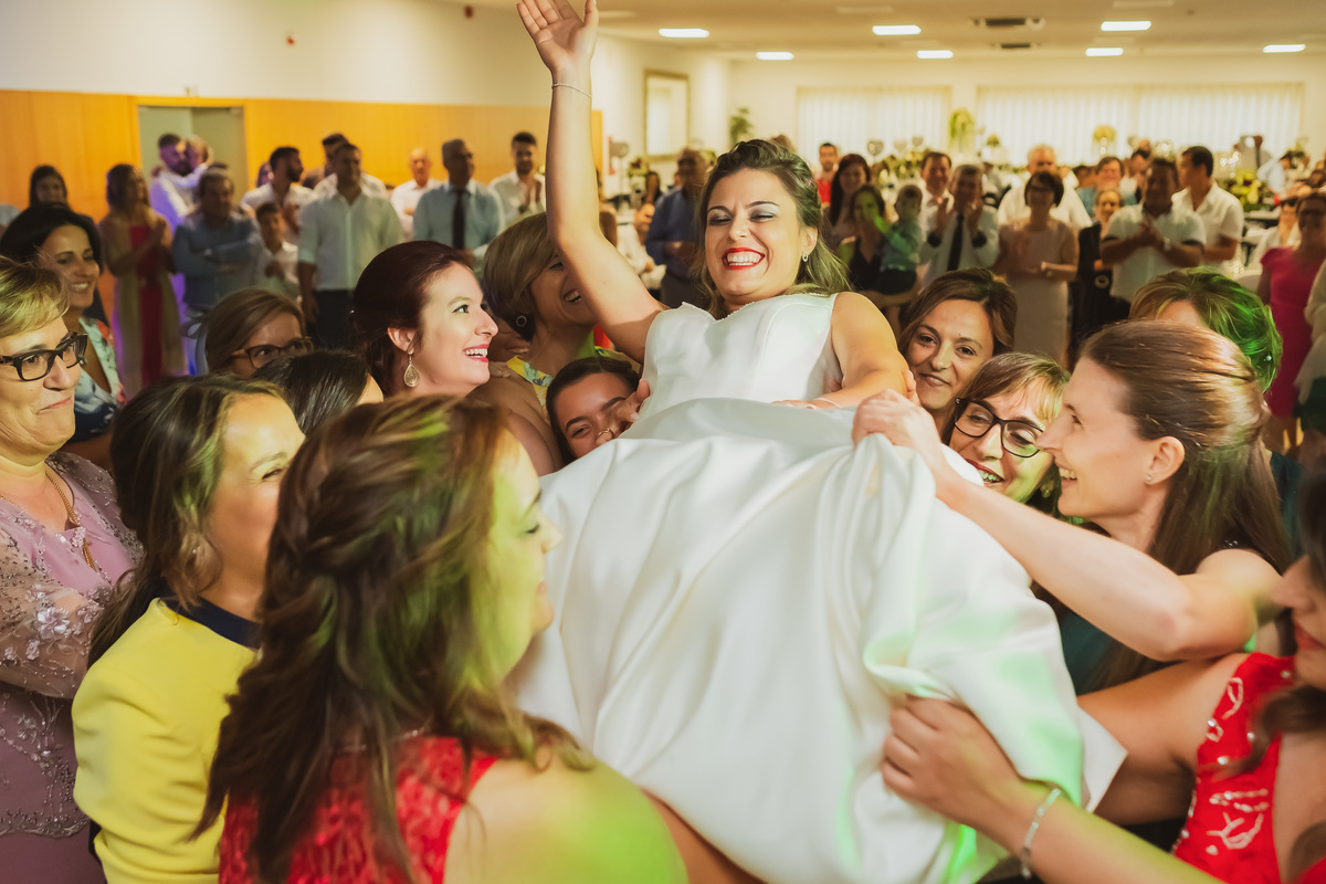 Noiva a ser levantada pelas mulheres