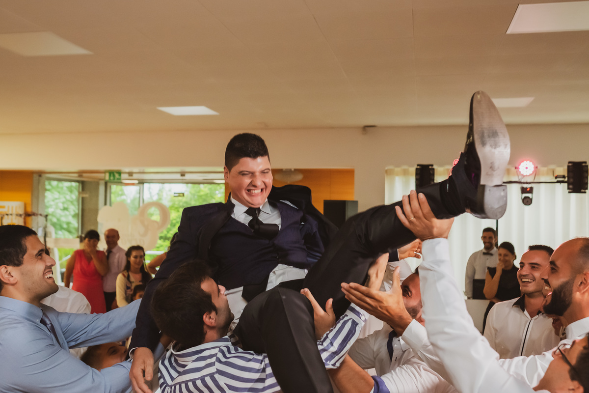 Noivo a ser levantado pelos homens