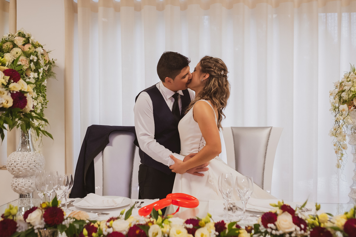 Casal na mesa dos noivos