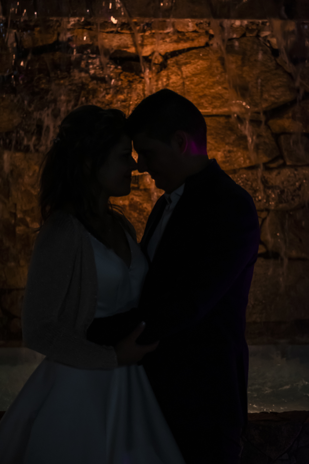 Casal no corte do bolo de casamento