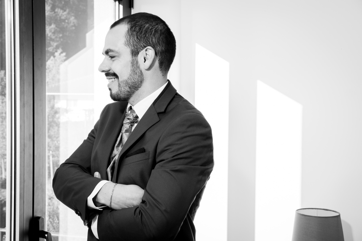 Noivo a olhar pela janela