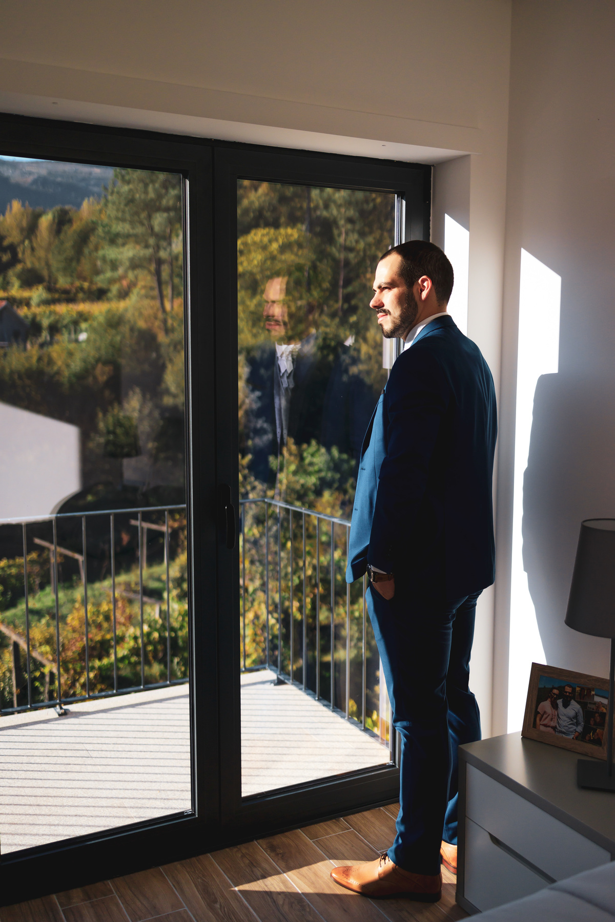 Noivo Daniel a olhar pela janela