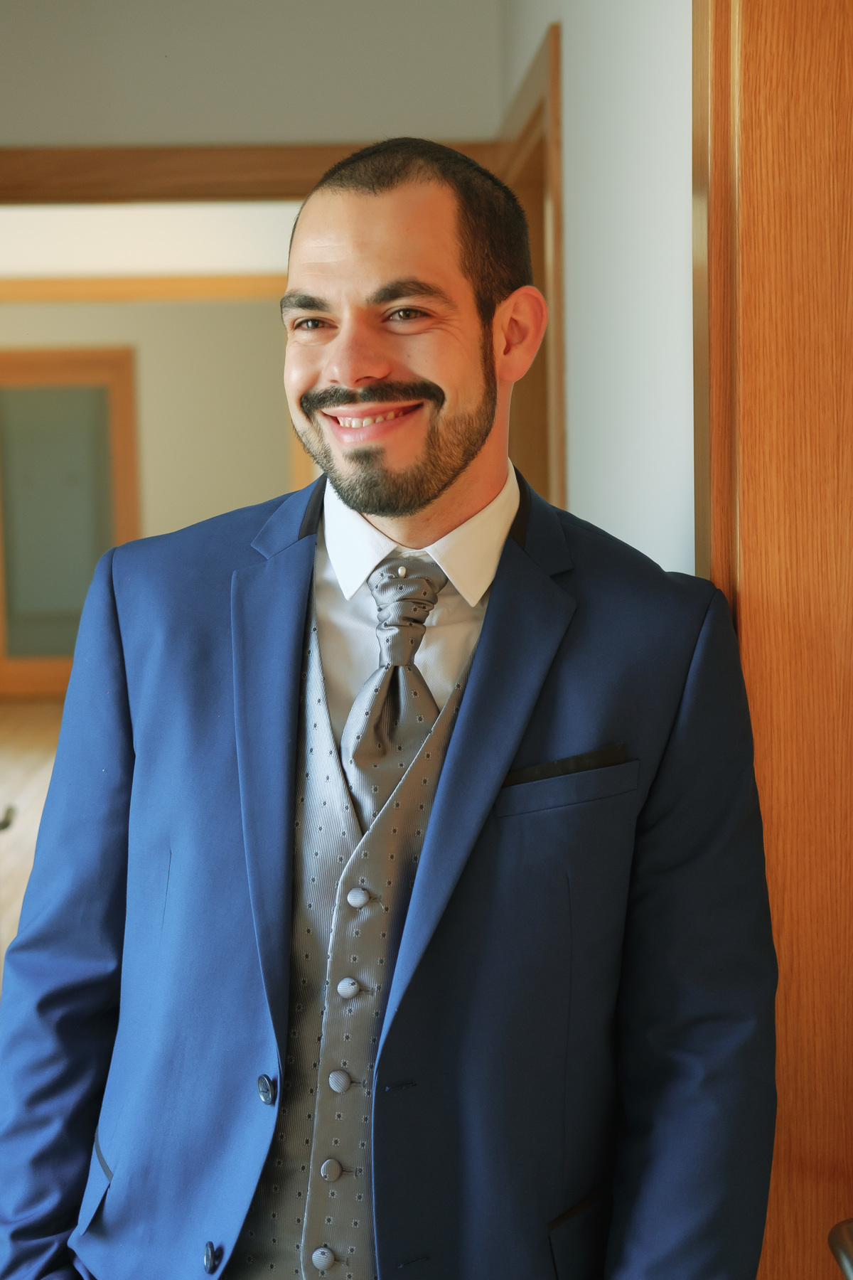 Noivo a pensar na noiva