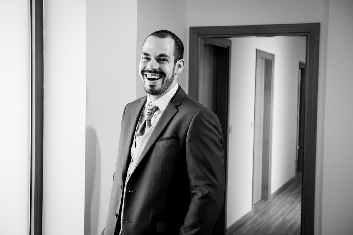 Noivo em sessão fotográfica a preto e branco