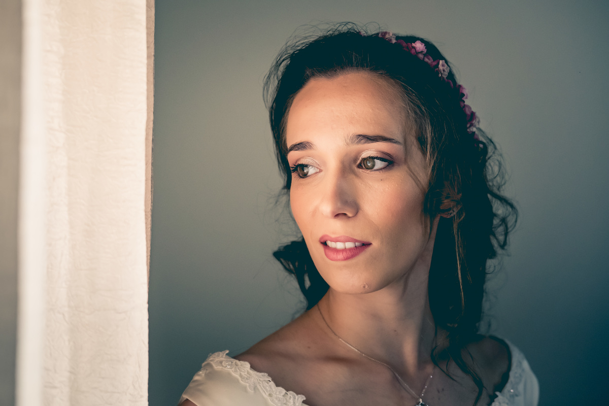 Noiva a olhar pela janela