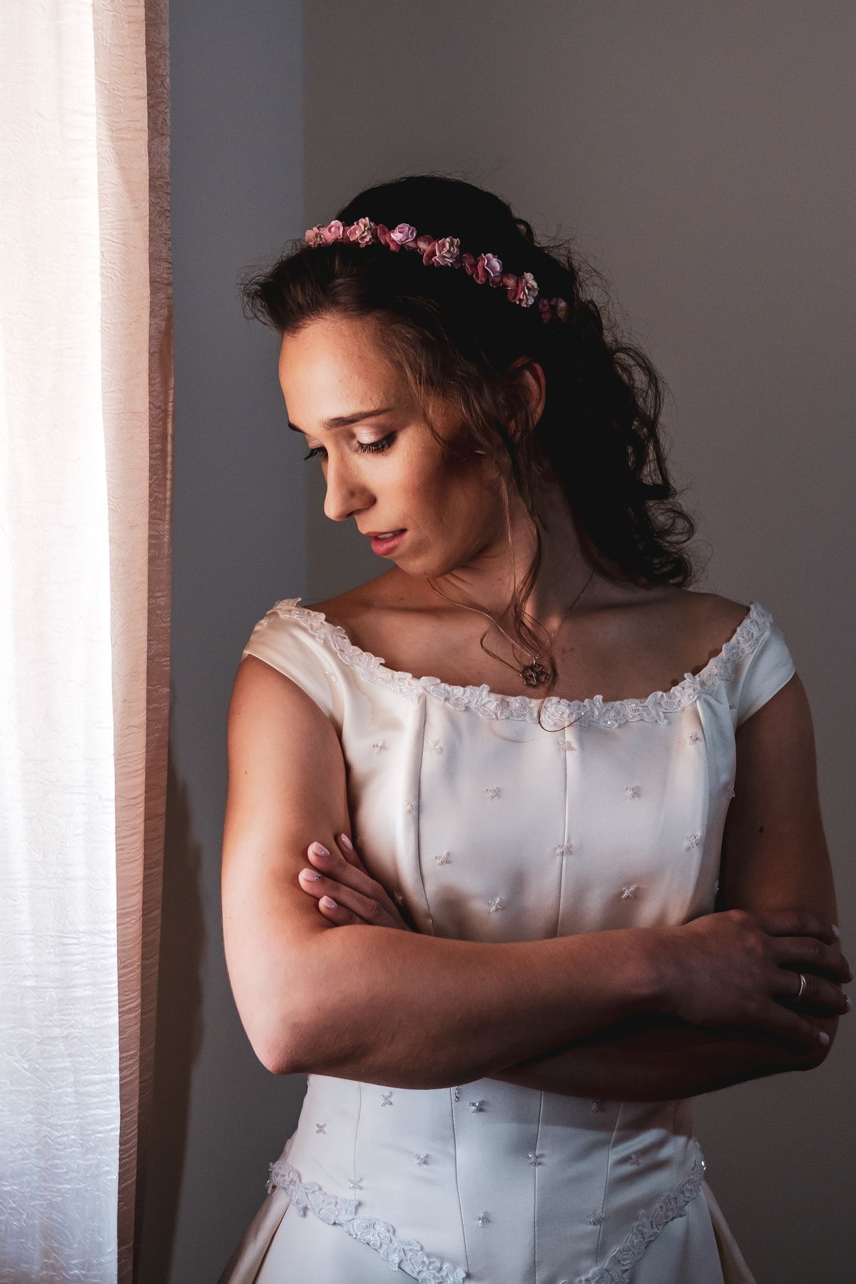 Noiva a olhar para as unhas