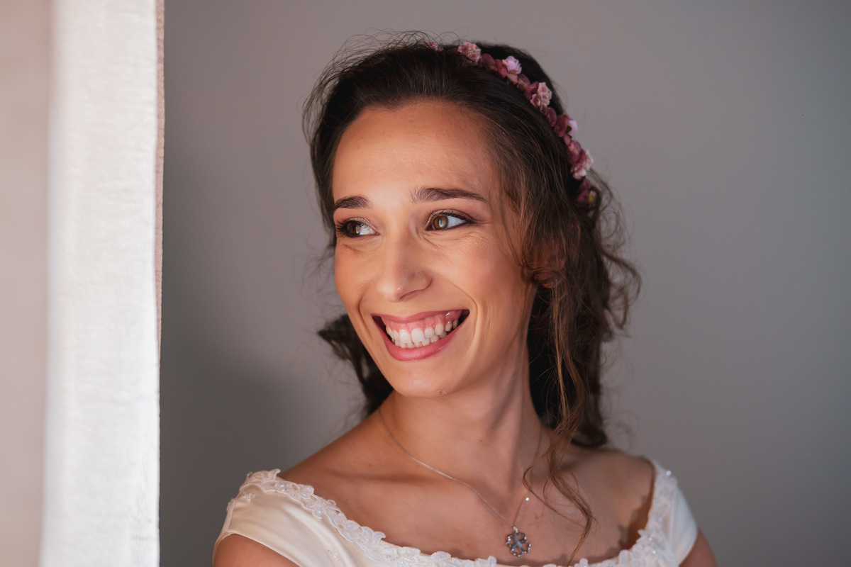 Noiva Ana feliz