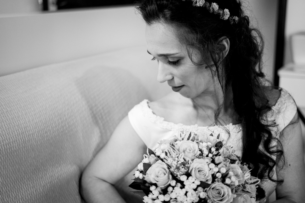 Noiva com o ramo na fotografia a preto e branco