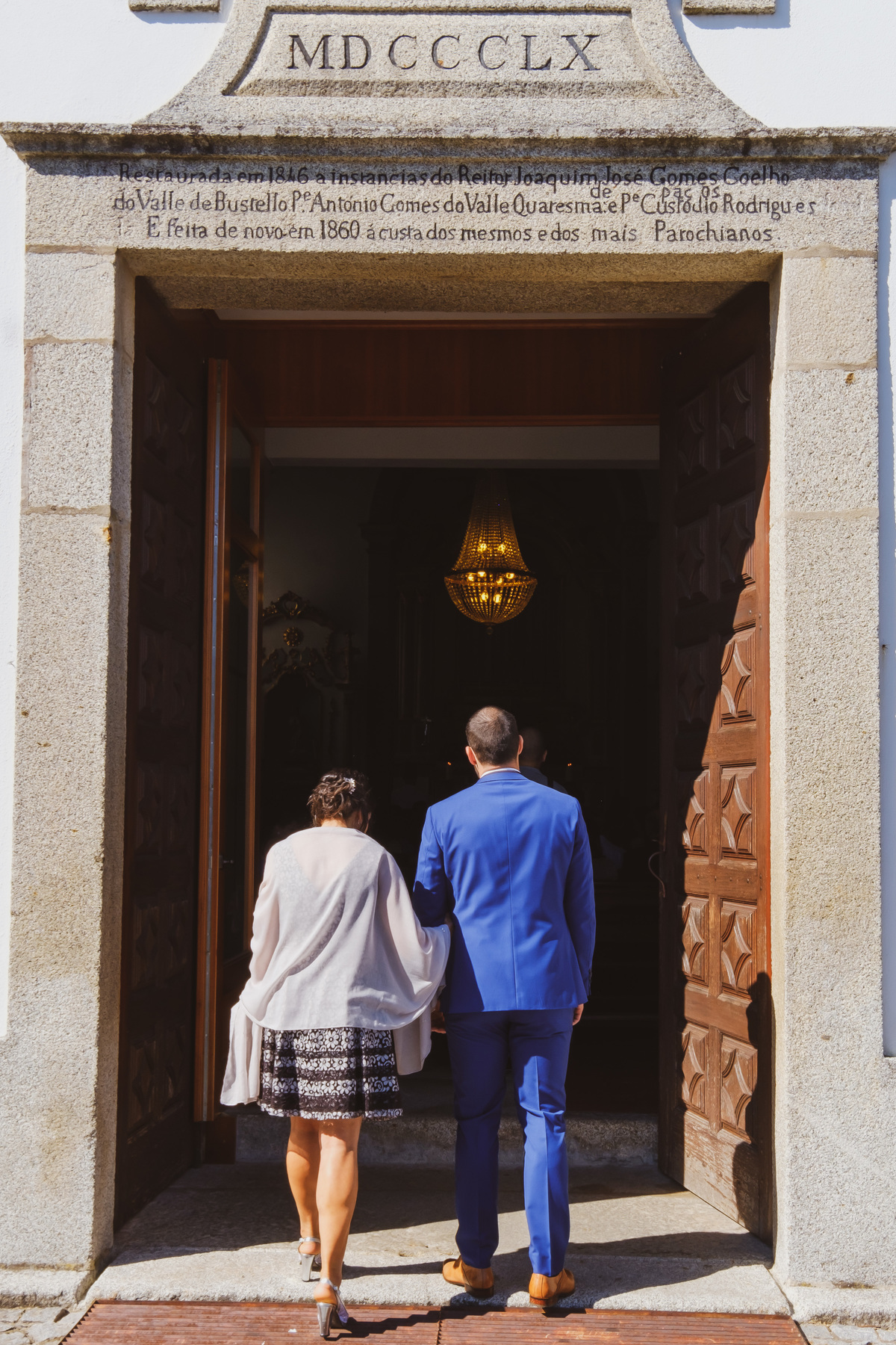 Noivo a entrar na igreja