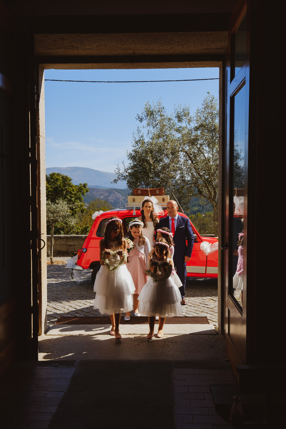 Noiva a entrar na igreja 