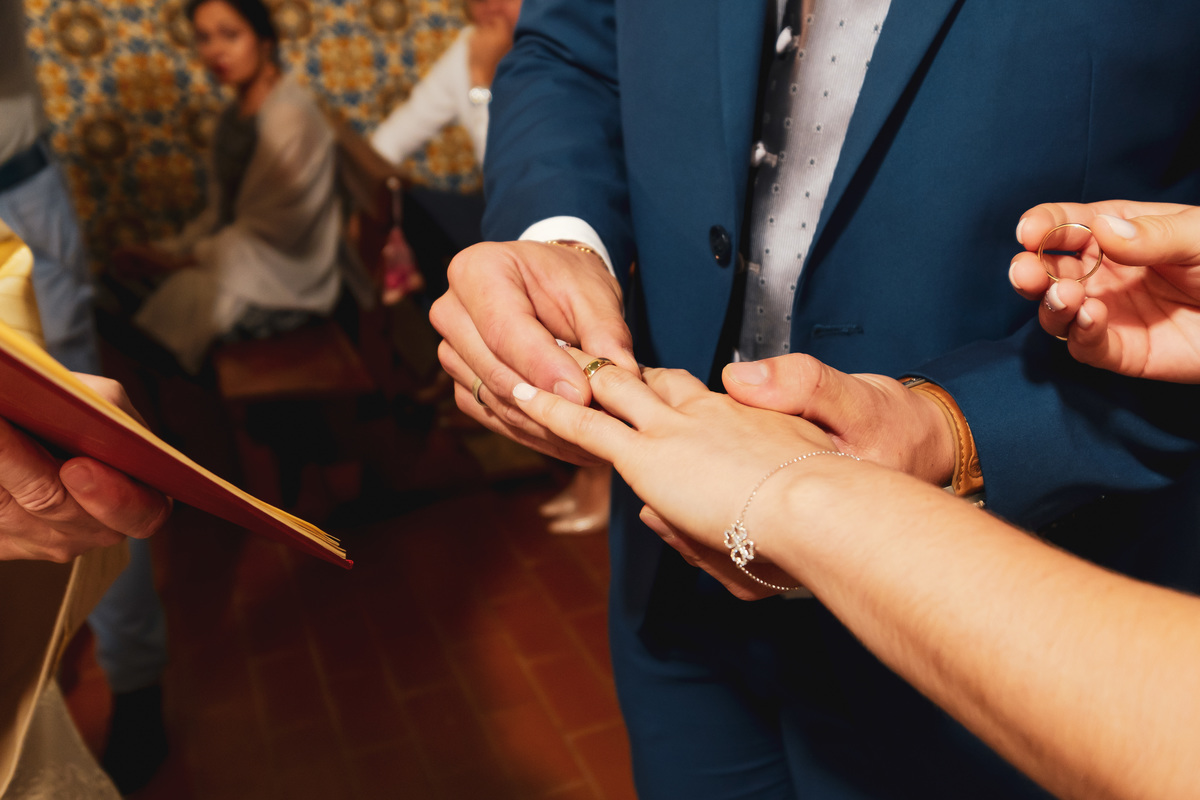 Noivo a meter a aliança