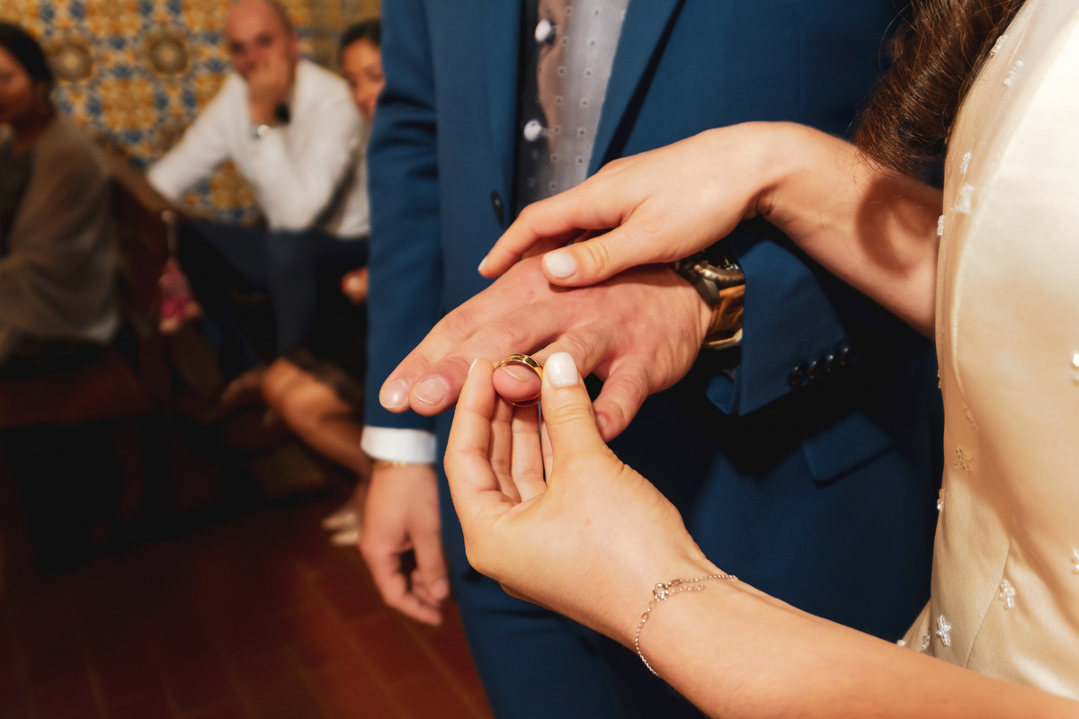 Noiva a meter a aliança