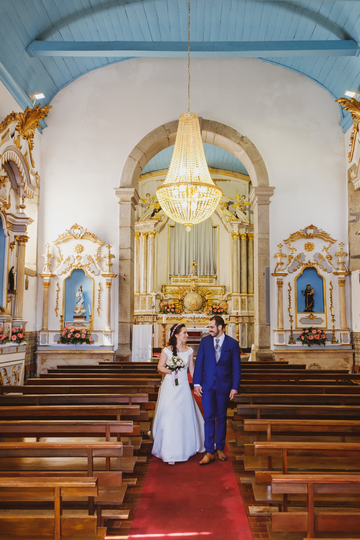 Casal a sair da igreja